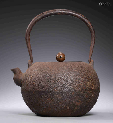 AN IRON POT WITH COPPER COVER