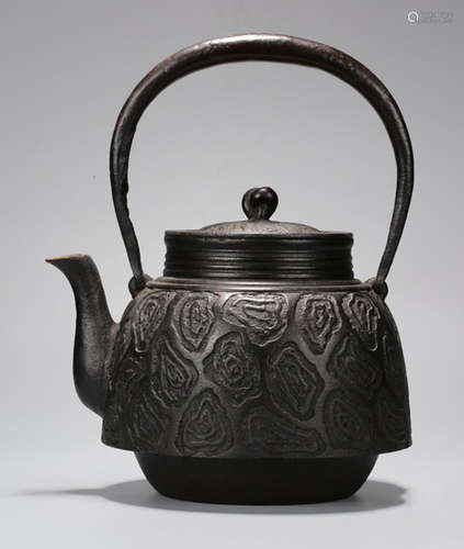 AN IRON POT CARVED WITH PATTERN