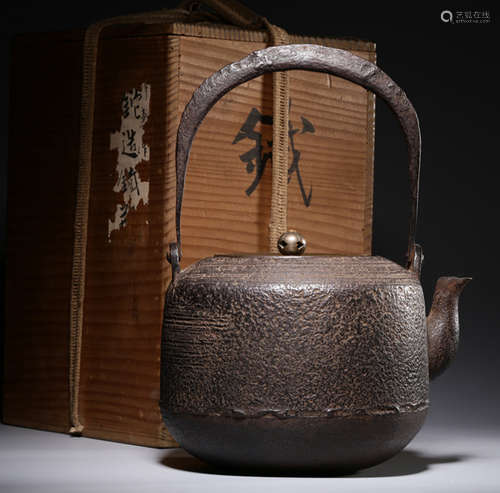 AN IRON POT WITH COPPER COVER