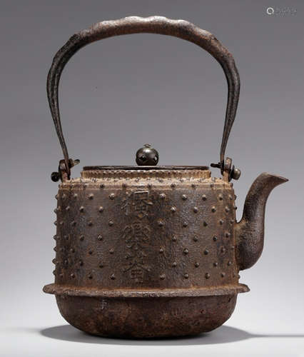 AN IRON POT CARVED WITH RIVET