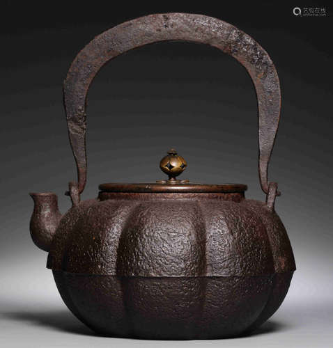 AN IRON POT SHAPED WITH MELON