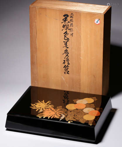 A LACQUER BOX WITH FLOWER PATTERN