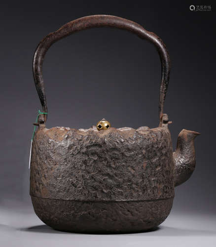 AN IRON POT WITH COPPER COVER