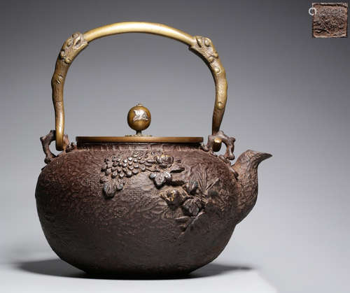 AN IRON POT CARVED WITH FLOWER PATTERN