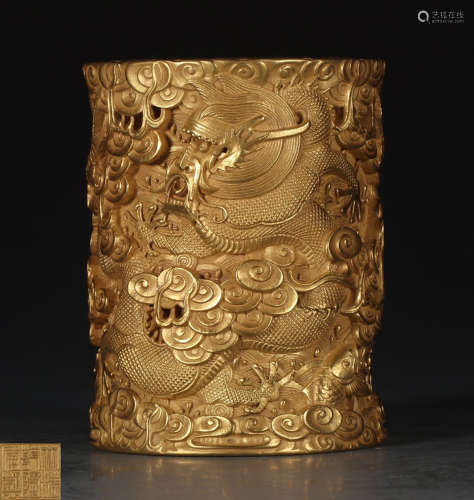 A COPPER BRUSH POT WITH DRAGON PATTERN