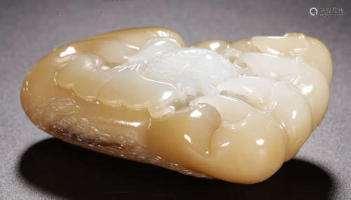 A HETIAN JADE PENDANT CARVED WITH FISH