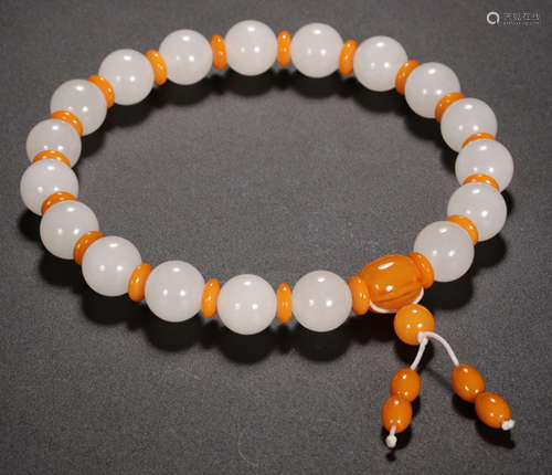 A HETIAN WHITE JADE STRING BRACELET WITH 18 BEADS