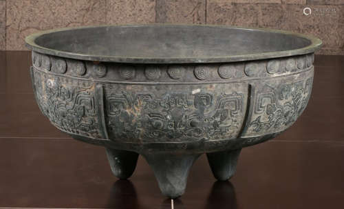 A COPPER CONTAINER CARVED WITH BEAST PATTERN