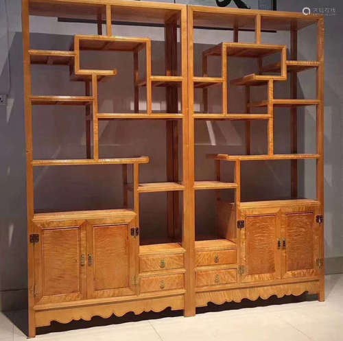 A GOLD NAN WOOD SHELF WITH DRAWERS