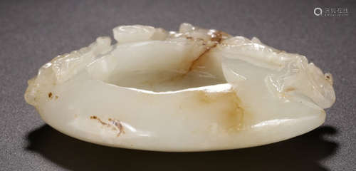 A HETIAN JADE CARVED PEACH SHAPE BRUSH WASHER