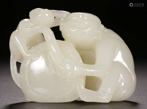 A HETIAN JADE FIGURE PENDANT