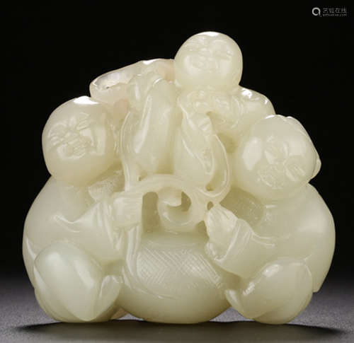 A HETIAN JADE CARVED CHILDREN SHAPE PENDANT