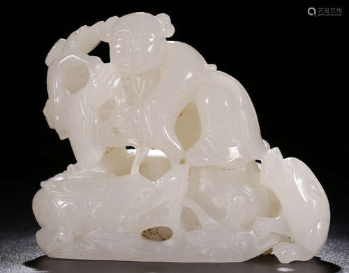 A HETIAN JADE PENDANT CARVED WITH FIGURE