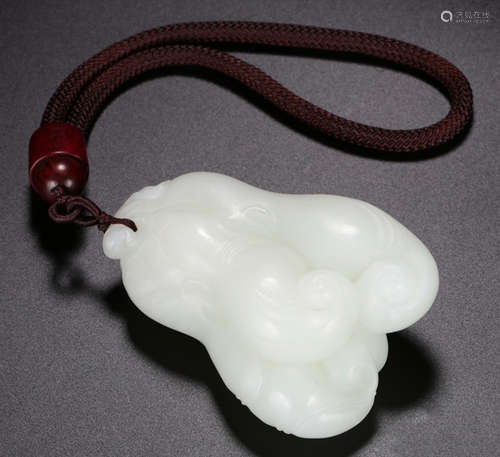 A HETIAN JADE CARVED CHAYOTE SHAPE PENDANT