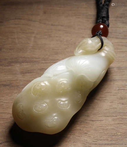 A HETIAN WHITE JADE PENDANT SHAPED WITH LOTUS