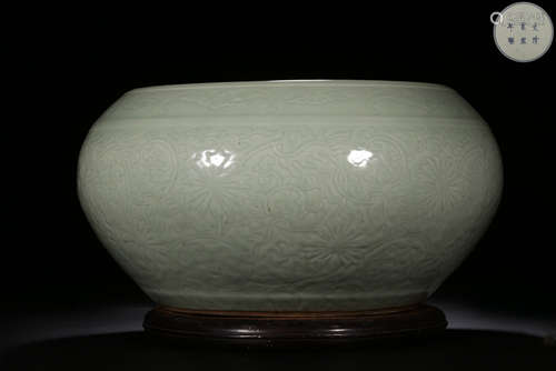 A GREEN GLAZE BRUSH WASHER WITH FLOWER PATTERN