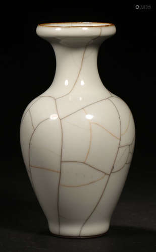 A WHITE GLAZE VASE