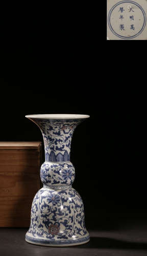 A BLUE&WHITE GLAZE VASE WITH FLOWER PATTERN