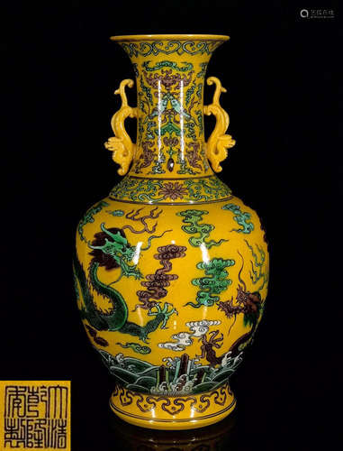 A THREE COLOR GLAZE VASE WITH DRAGON PATTERN