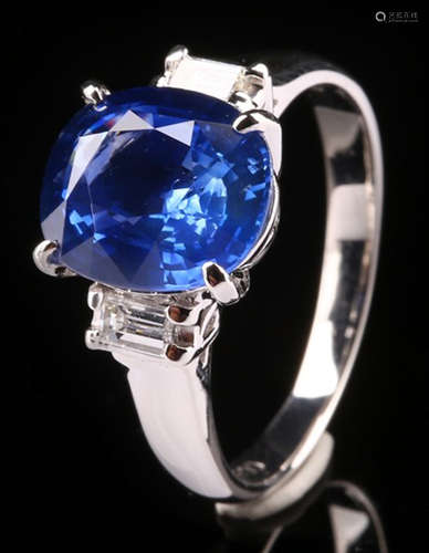 A SAPPHIRE AND DIAMOND RING WITH PLATINUM