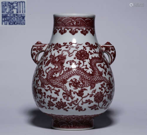 A UNDERGLAZE RED GLAZE VASE WITH DRAGON PATTERN