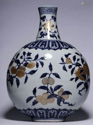 A BLUE&WHITE GLAZE VASE PAINTED WITH PEACH