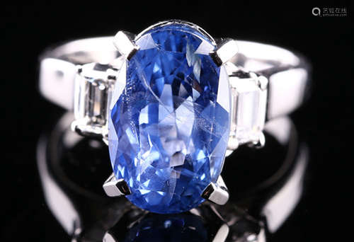 A SAPPHIRE AND DIAMOND RING WITH PLATINUM