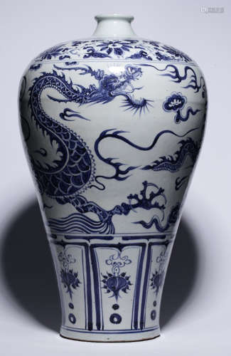 A BLUE&WHITE GLAZE VASE WITH DRAGON PATTERN