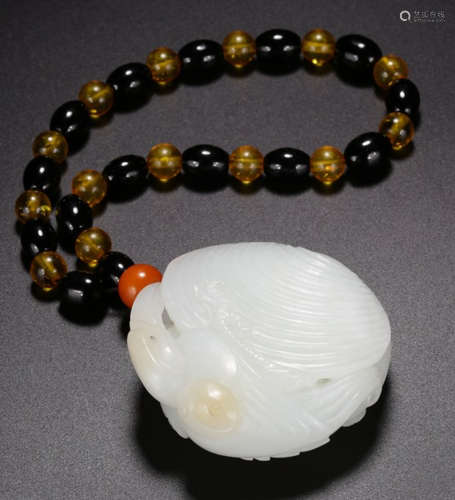 A HETIAN WHITE JADE PENDANT SHAPED WITH SHELL