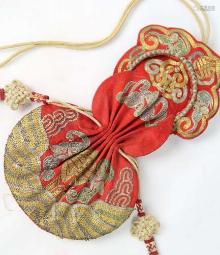Red Silk Double-Gourd Purse with Gold Thread