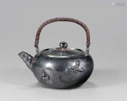银錾花茶壶