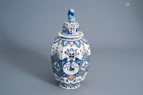 A large Dutch Delft cashmire palette vase and cover, first half of the 18th C.