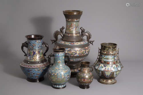 Five Chinese and Japanese cloisonnŽ and champlevŽ enamel vases, 19th/20th C.