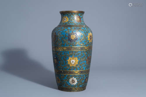 A Chinese or Japanese cloisonnŽ vase with lotus scrolls, 18th/19th C.