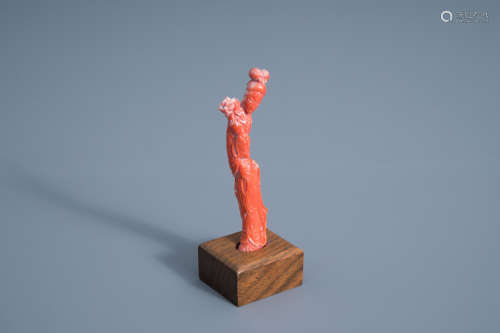 A Chinese carved red coral figure of a lady on a wooden base, 19th/20th C.