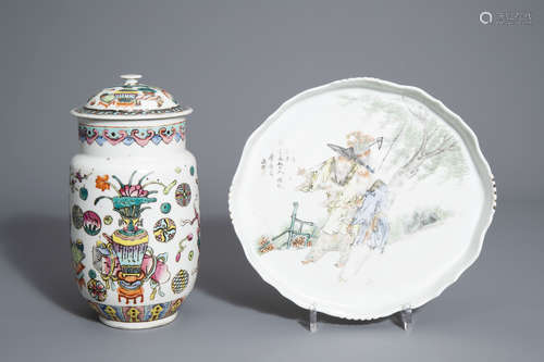 A Chinese qianjiang cai tray and a famille rose vase and cover with antiquities design, 19th/20th C.