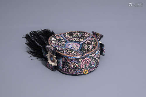 A Chinese embroidered hat with floral design, late Qing Dynasty