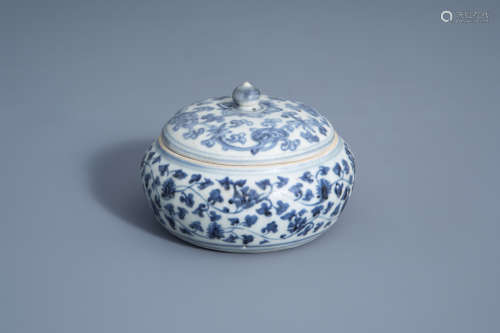 A Chinese blue and white shipwreck porcelain covered box with floral design, Ming, 15th/16th C.