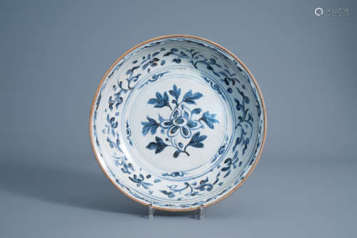 An Annamese blue and white dish with floral design, Vietnam, 15th/16th C.
