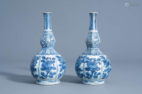 A pair of Chinese blue and white double gourd vases with floral design, Wanli