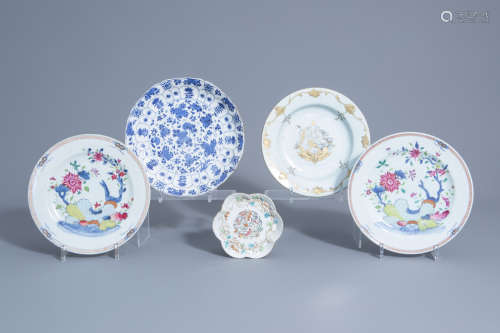 Five Chinese blue, white, famille rose, grisaille and gilt plates and saucers, 18th C.