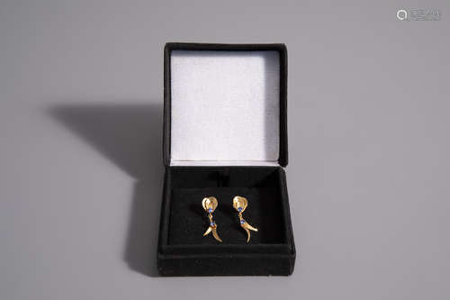 A pair of yellow gold earrings set with a blue sapphire, 20th C.