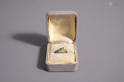 An 18 carat yellow gold ring set with four emeralds and four diamonds, 20th C.