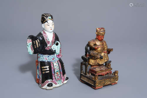 A Chinese lacquered and gilt wood figure of Guanyu and a famille rose figure, 19th/20th C.