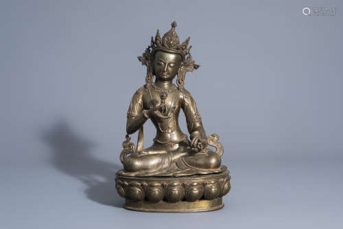 A Sino-Tibetan gilt bronze figure of Buddha, 19th/20th C.