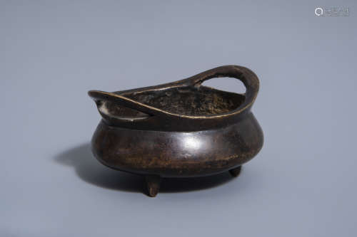 A small Chinese bronze censer, Xuande mark, 18th/19th C.