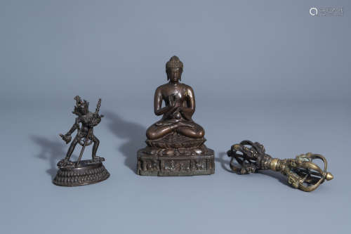 Two Sino-Tibetan bronze figures and a vajra, 19th/20th C.