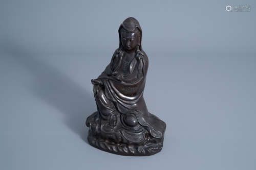 A Chinese bronze figure of Guanyin, 19th/20th C.