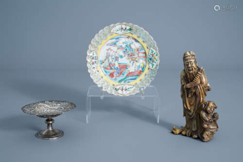 A Chinese silver tazza with dragons, a soapstone group and a famille rose plate, 19th C.