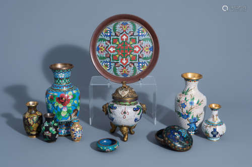 A varied collection of Chinese and Japanese cloisonnŽ and champlevŽ wares, 19th/20th C.
